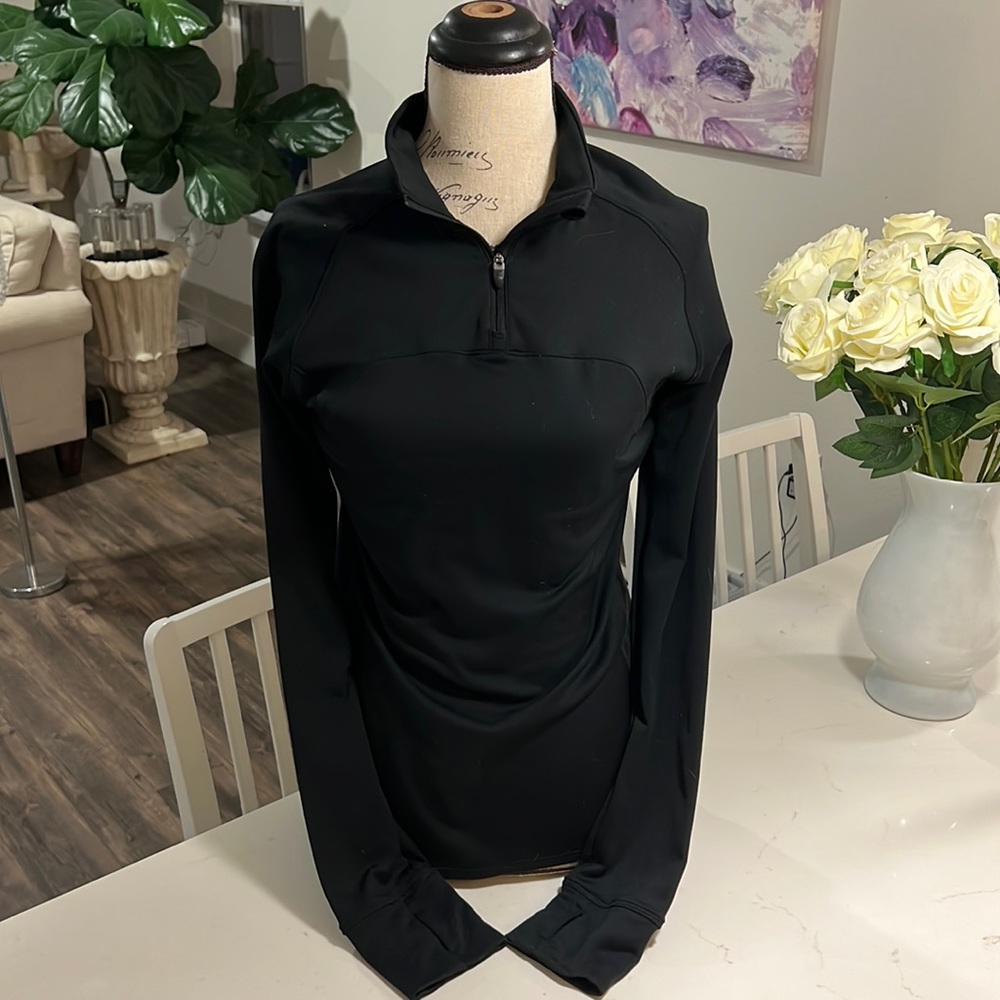 Women’s Under Armour fitted pullover